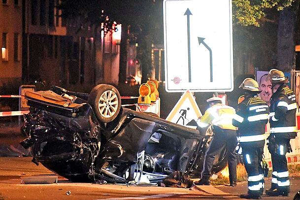 Der Clio überschlug sich nach dem Unfall und blieb auf dem Dach liegen. Der Clio überschlug sich nach dem Unfall und blieb auf dem Dach liegen.