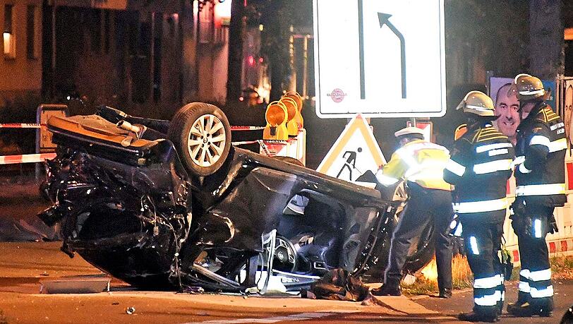 Der Unfall im Juli: Auf der Flucht vor der Polizei kracht der Autofahrer in ein Tramhäuschen am Leonrodplatz. Ein Jugendlicher stirbt.
