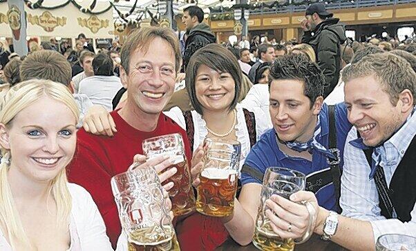 Mitten im Leben: Hans Pleschinski (zweiter von links), umgeben von jungen Wiesnfans im Schottenhamel.