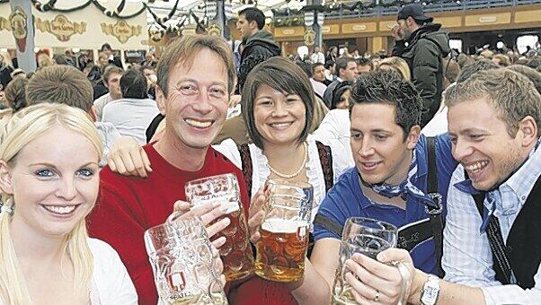 Mitten im Leben: Hans Pleschinski (zweiter von links), umgeben von jungen Wiesnfans im Schottenhamel. Mitten im Leben: Hans Pleschinski (zweiter von links), umgeben von jungen Wiesnfans im Schottenhamel.