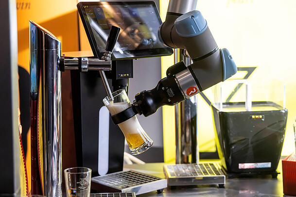 Die Zukunft? Ein Schankroboter, der Bier zapft. Die Zukunft? Ein Schankroboter, der Bier zapft.