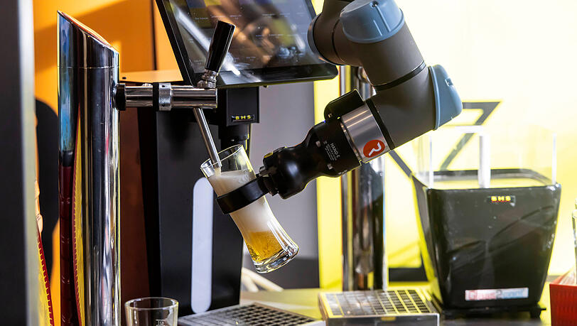 Die Zukunft? Ein Schankroboter, der Bier zapft. Die Zukunft? Ein Schankroboter, der Bier zapft.