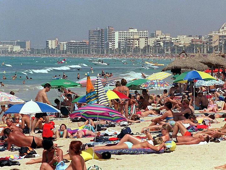 Sonnenhungrige Menschenmassen auf der spanischen Insel Mallorca.