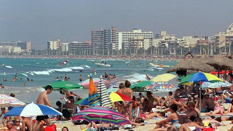 Sonnenhungrige Menschenmassen auf der spanischen Insel Mallorca. Sonnenhungrige Menschenmassen auf der spanischen Insel Mallorca.