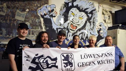 Erhalten nun den Julius-Hirsch-Preis (v.l.): Martin Elsner, Jakob Krieger, Stefan Rauch, Dagmar Jochum, Ulla Hoppen und Herbert Schröger von den „Löwenfans gegen Rechts“. Erhalten nun den Julius-Hirsch-Preis (v.l.): Martin Elsner, Jakob Krieger, Stefan Rauch, Dagmar Jochum, Ulla Hoppen und Herbert Schröger von den „Löwenfans gegen Rechts“.