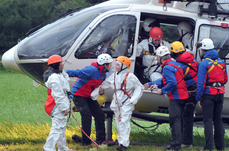 Horror-Nacht für einige Insassen einer Gondel in Schwangau. Nach einem Gleitschirm-Unfall mussten die Fahrgäste teils die Nacht in der Luft verbringen. Rettungskräfte konnten alle Menschen retten. Die Bilder