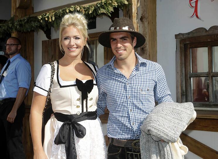 Ur-bayerisch mit Hut: Philipp Lahm auf der Wiesn. Nicht im Vereinsrot, dafür aber im weiß-blau des Freistaats.