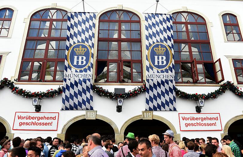 Viele Zelte, wie hier das Hofbräuzelt, sind schon lange geschlossen - wegen Überfüllung.