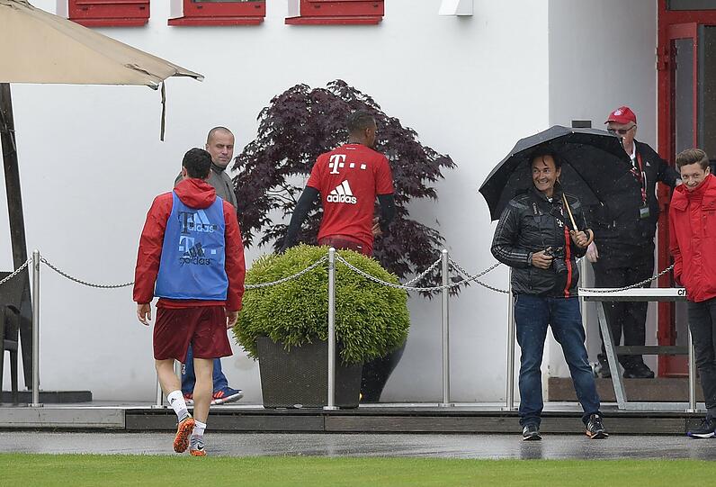 Die Bayern-Stars Jerome Boateng und Robert Lewandowski geraten im Mittwochstraining heftig aneinander. Foto: Bernd Feil
