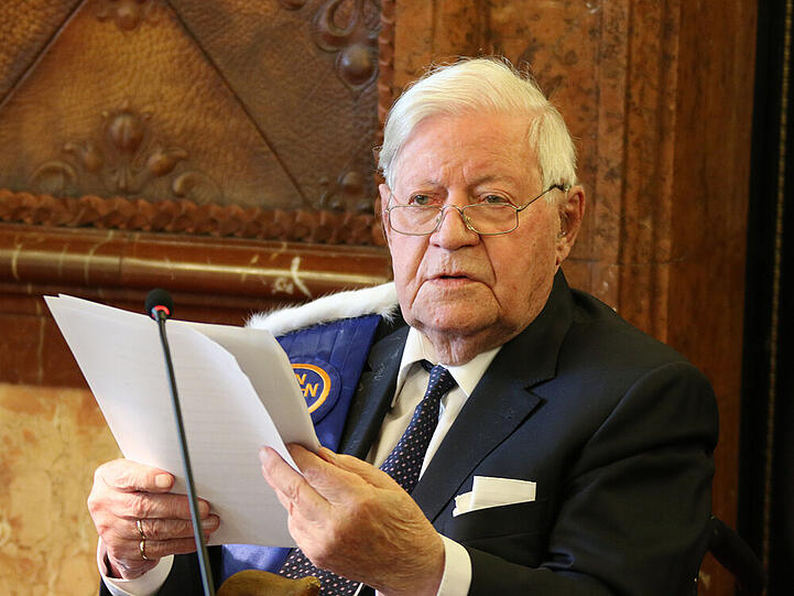 Ob Helmut Schmidt operiert werden muss, steht noch nicht fest.