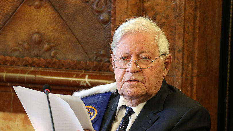 Ob Helmut Schmidt operiert werden muss, steht noch nicht fest. Ob Helmut Schmidt operiert werden muss, steht noch nicht fest.
