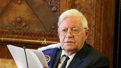 Ob Helmut Schmidt operiert werden muss, steht noch nicht fest.