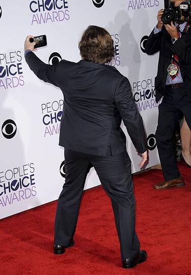 Jack Black zeigt seinem Handy die versammelte Fotografenmeute bei den "People's Choice awards" in Los Angeles.