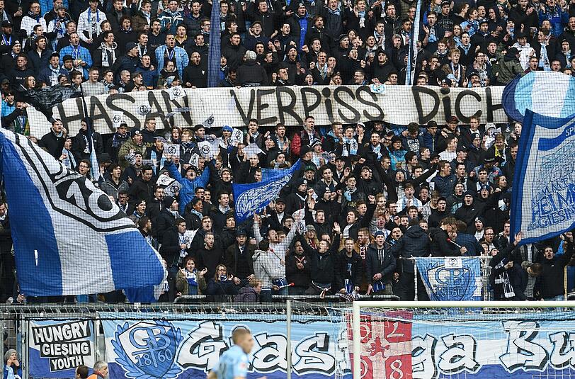 Die Message war nicht zu übersehen: 1860-Fans in der Nordkurve ließen ihren Unmut gegen Investor Hasan Ismaik freien Lauf.