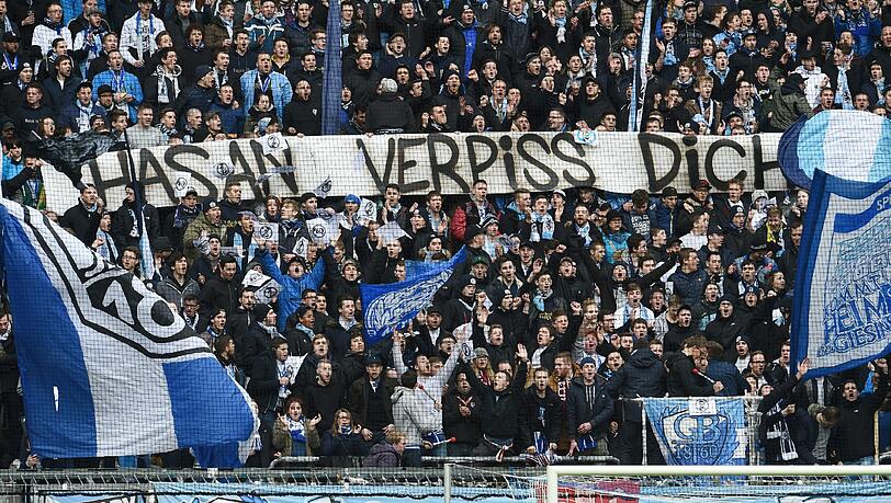 Die Message war nicht zu übersehen: 1860-Fans in der Nordkurve ließen ihren Unmut gegen Investor Hasan Ismaik freien Lauf. Die Message war nicht zu übersehen: 1860-Fans in der Nordkurve ließen ihren Unmut gegen Investor Hasan Ismaik freien Lauf.