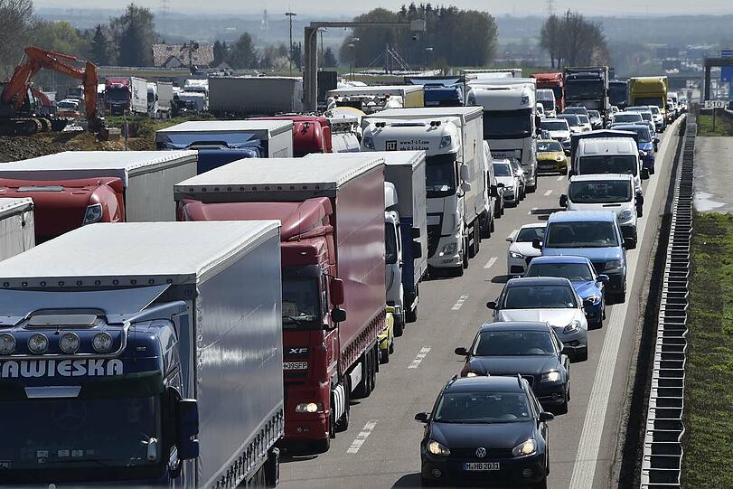 Auf der A9 krachten vier Lkw ineinander. Es kam zu langen Rückstaus und Verkehrsbehinderungen.