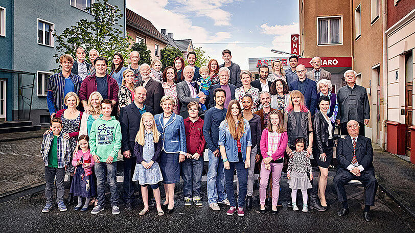Bitte lächeln! Die aktuelle "Lindenstraße"-Crew auf einem Bild.