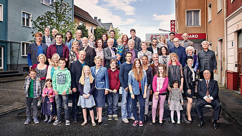 Bitte lächeln! Die aktuelle "Lindenstraße"-Crew auf einem Bild. Bitte lächeln! Die aktuelle "Lindenstraße"-Crew auf einem Bild.