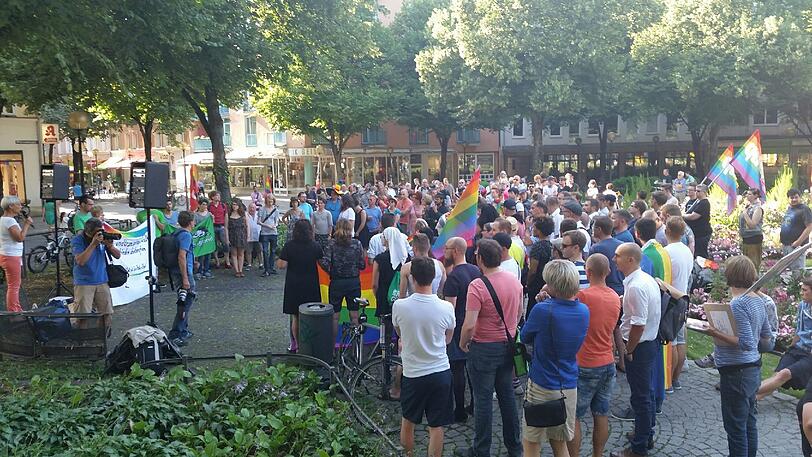 Ein Zeichen gegen Homophobie: Die Demonstration auf dem Weißenburger Platz.