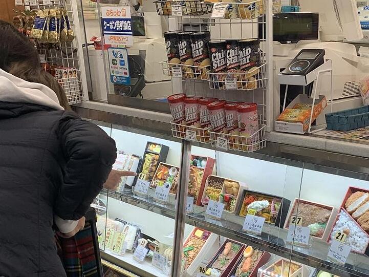 Künstliche Lunchbox-Auslagen in einem Geschäft im Bahnhof von Tokio: Der Kunde kann nach dem Aussehen der Attrappen wählen, welche Box mit echtem Essen er möchte.