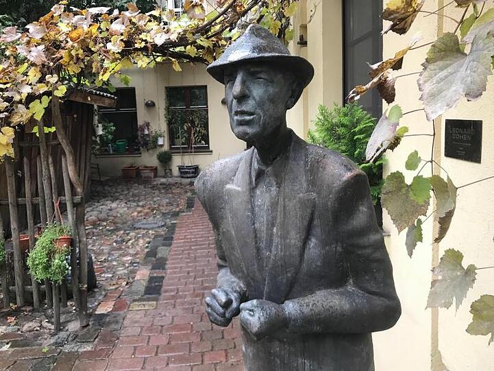 Die Bronzestatue von Leonard Cohen in Vilnius.