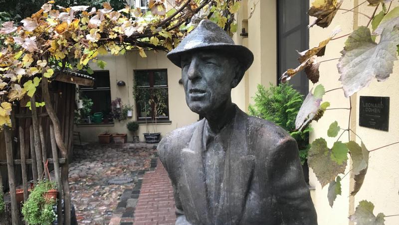 Die Bronzestatue von Leonard Cohen in Vilnius. Die Bronzestatue von Leonard Cohen in Vilnius.