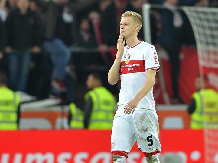 Der VfB Stuttgart bangt vor dem Auswärtsspiel beim FC Bayern München um den Einsatz von Abwehrspieler Timo Baumgartl. Foto: Uwe Anspach/Archiv