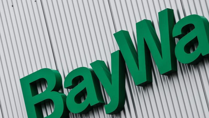 Ein grüner BayWa-Schriftzug hängt am Technik-Zentrum der BayWa AG.