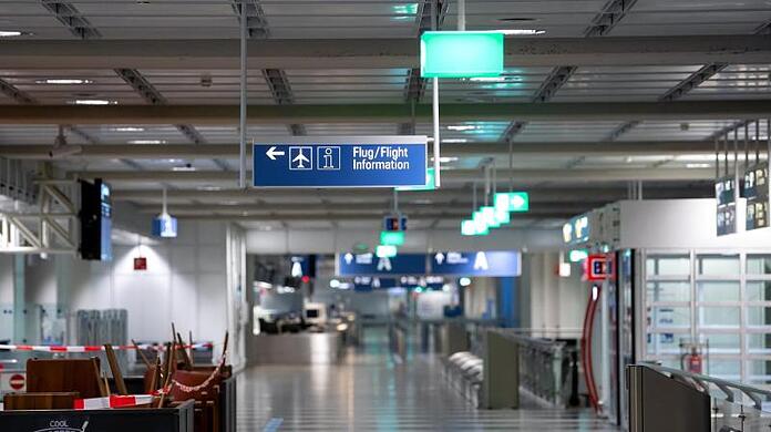 Fast menschenleer zeigt sich das Terminal 1 am Flughafen München.
