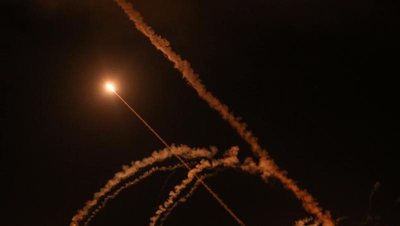 Raketen werden von Gaza-Stadt in Richtung Israel abgefeuert.
