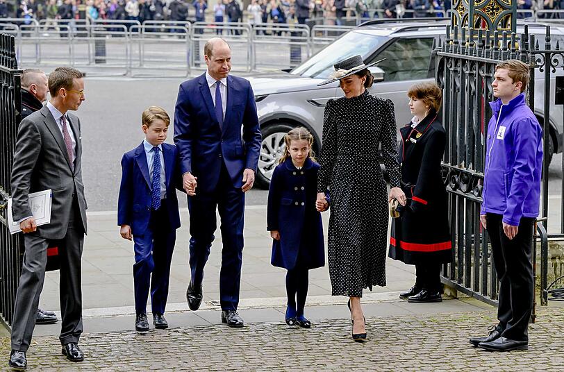 Prinz William, Herzogin Kate und ihre Kindern George (2.v.l) und Charlotte (4.v.r).