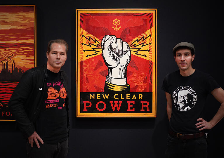 Street Art-Legende Shepard Fairey (r.) und Sebastian Pohl (l.), künstlerischer Leiter und Initiator des Kunstvereins Positive Propaganda in der Ausstellung "New Clear Power".