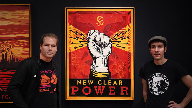 Street Art-Legende Shepard Fairey (r.) und Sebastian Pohl (l.), künstlerischer Leiter und Initiator des Kunstvereins Positive Propaganda in der Ausstellung "New Clear Power". Street Art-Legende Shepard Fairey (r.) und Sebastian Pohl (l.), künstlerischer Leiter und Initiator des Kunstvereins Positive Propaganda in der Ausstellung "New Clear Power".