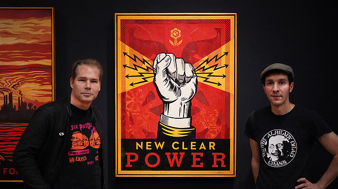 Street Art-Legende Shepard Fairey (r.) und Sebastian Pohl (l.), künstlerischer Leiter und Initiator des Kunstvereins Positive Propaganda in der Ausstellung "New Clear Power".