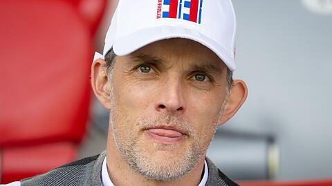 Trainer Thomas Tuchel von München verfolgt das Spiel auf der Tribüne.