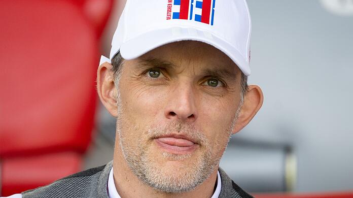 Trainer Thomas Tuchel von München verfolgt das Spiel auf der Tribüne.