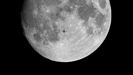 Der Mond erstrahlt am Nachthimmel.