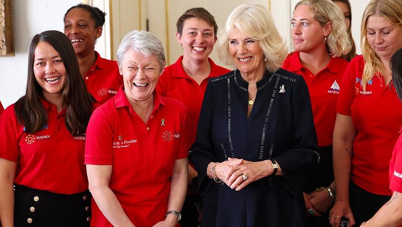 Strahlende Gesichter: Königin Camilla hatte bei dem Termin am 29. April mit der Jacht-Crew "Maiden" offensichtlich Spaß.