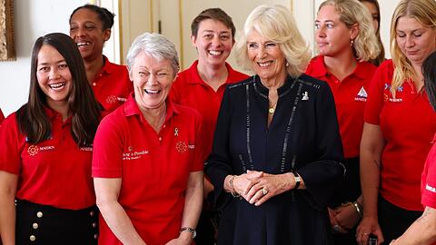 Strahlende Gesichter: Königin Camilla hatte bei dem Termin am 29. April mit der Jacht-Crew "Maiden" offensichtlich Spaß.