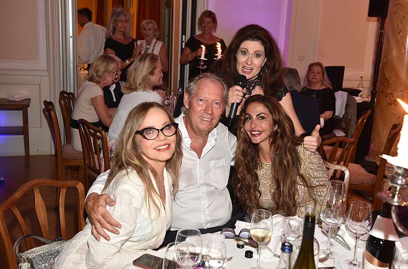 Dr. Werner Mang mit Janina Youssefian,  Ornella Muti und Sängerin Allessa.