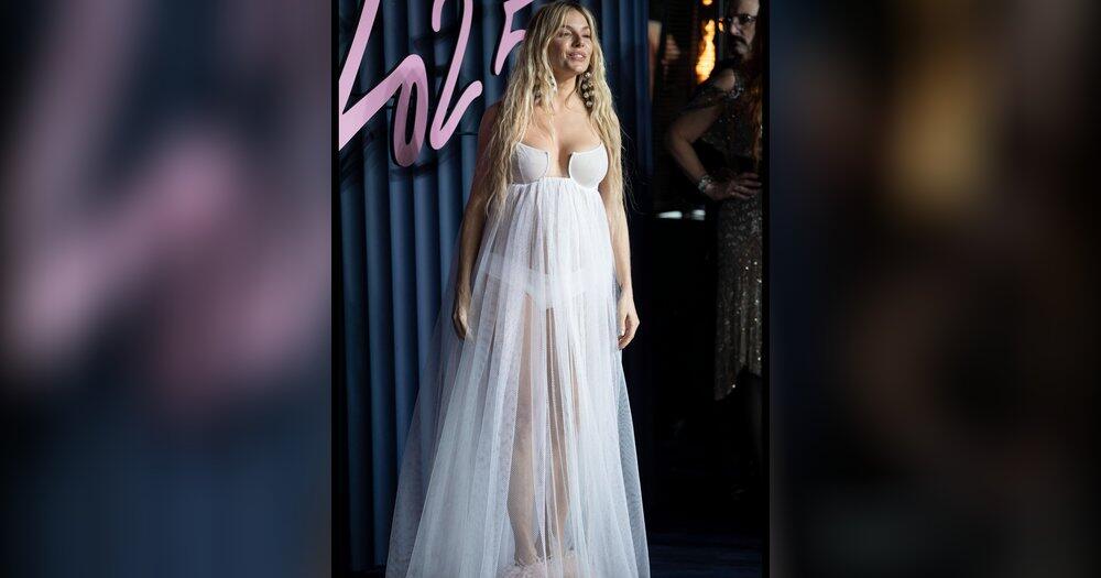 Drittes-Kind-Sienna-Miller-h-llt-Babybauch-in-transparente-Traumrobe