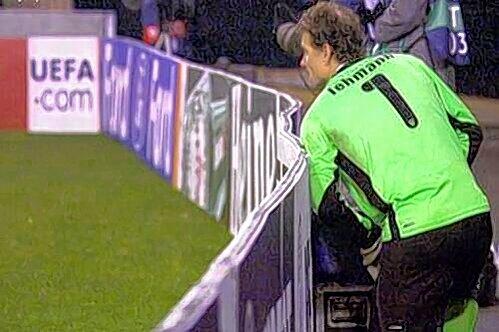 Jens Lehmann hinter der Bande &ndash; um sich zu erleichtern?