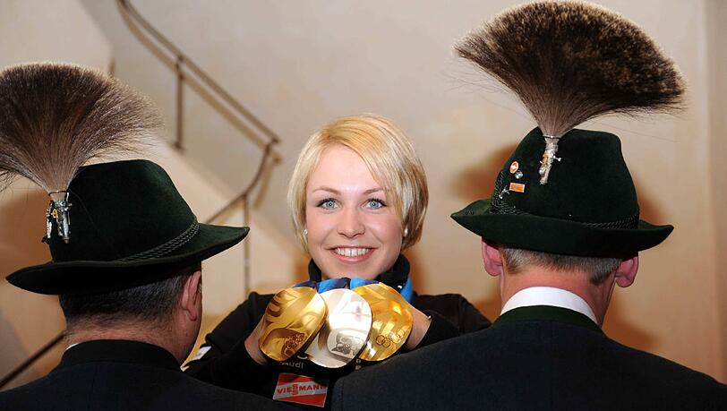 Auch nach zahlreichen Goldmedaillen bei Welt- und Europameisterschaften ist Magdalena Neuner stets heimatverbunden geblieben. Auch nach zahlreichen Goldmedaillen bei Welt- und Europameisterschaften ist Magdalena Neuner stets heimatverbunden geblieben.