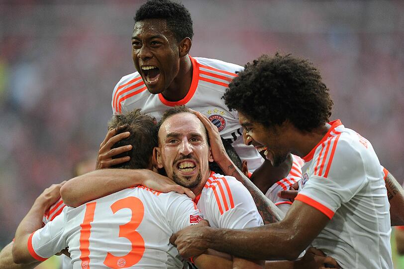 Jokertor: Die Bayern um Dante (r.), Ribéry und Alaba (oben) feiern den Brasilianer Rafinha für seinen Treffer zum 5:0 in Düsseldorf.