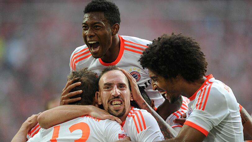Jokertor: Die Bayern um Dante (r.), Ribéry und Alaba (oben) feiern den Brasilianer Rafinha für seinen Treffer zum 5:0 in Düsseldorf. Jokertor: Die Bayern um Dante (r.), Ribéry und Alaba (oben) feiern den Brasilianer Rafinha für seinen Treffer zum 5:0 in Düsseldorf.