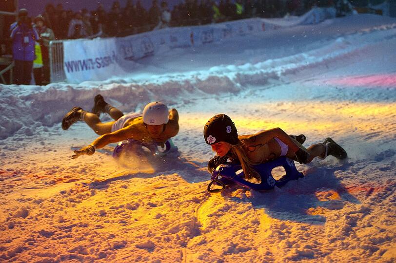 Schnelle Kurven, rasante Fahrten und tiefe Einblicke. Die Bilder von der irren Nackt-Rodel-Gaudi in Altenberg.