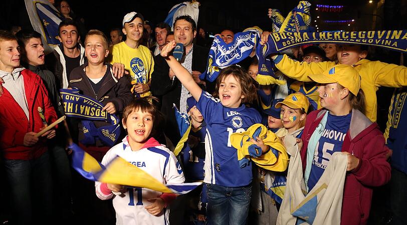 Bosnien-Herzegowina fährt dank Stürmer Ibisevic erstmals zu einer Fußball-WM. Ausnahmezustand: Rund 10.000 Fans feierten auf den Straßen von Sarajevo.