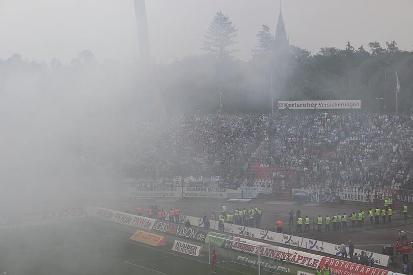 Die Bilder von der Pyro-Show der Löwen-Fans in Karlsruhe