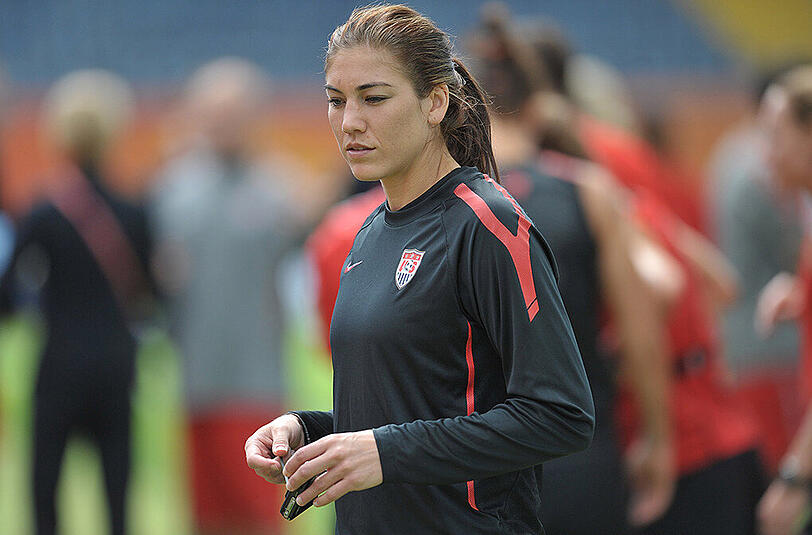 Die US-Torhüterin Hope Solo weiß auch neben dem Platz aufzufallen. Klicken Sie sich durch die Bilderstrecke.
