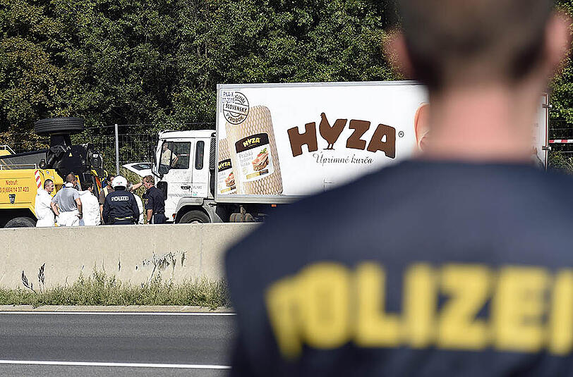 Der Todes-LKW: Neuesten Ermittlungen zufolge starben die 71 Flüchtlinge schon in Ungarn - nach etwas anderthalb Stunden Fahrt.